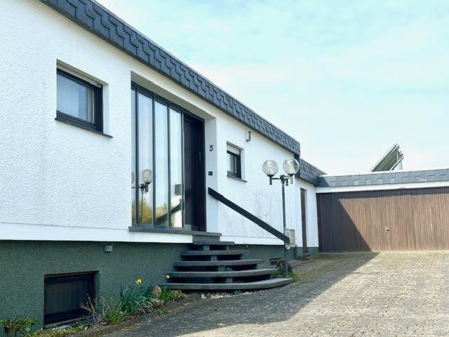 Gepflegtes Einfamilienhaus mit Wintergarten und Einliegerwohnung in Selters Westerwald