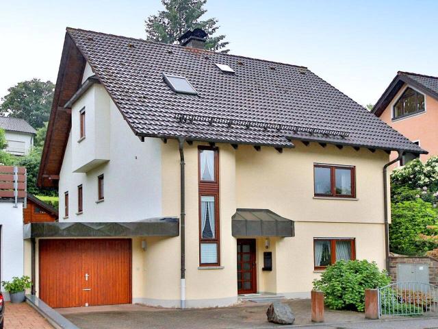 Gepflegtes Familiendomizil mit lauschigem Garten und Garage im grünen Herzen der Kurstadt