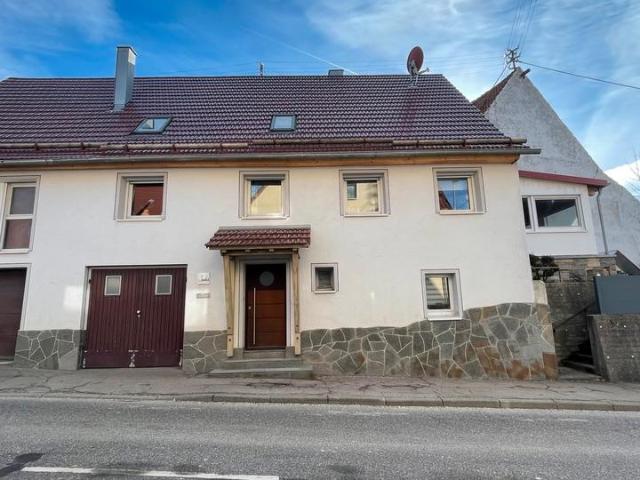 Gepflegtes Familienhaus mit Terrasse, Innenhof und großer Scheune