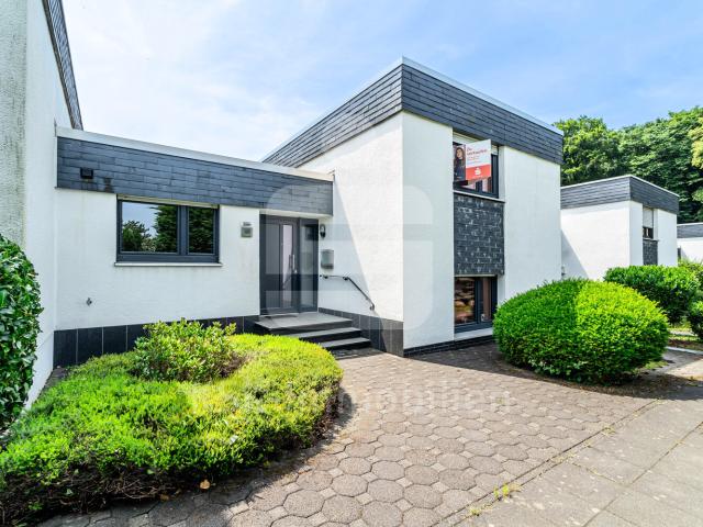 Gepflegtes, helles Einfamilienhaus mit besonderer Architektur!