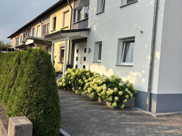 Gepflegtes Reiheneckhaus mit Garage und schönem Garten