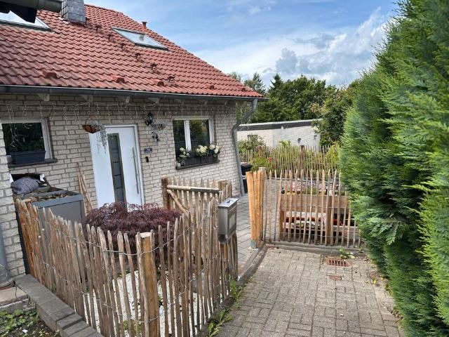 Gepflegtes Reihenendhaus mit Garten, Balkon und zwei Garagen