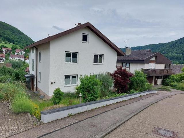 Gepflegtes und großzügiges 2 Familienhaus, 4 Garagen, von Privat
