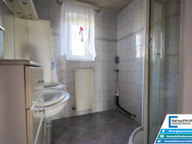 Gepflegtes Wohnhaus 2 getrennte Wohneinheiten, Doppelgarage und Vollkeller TOP Lage