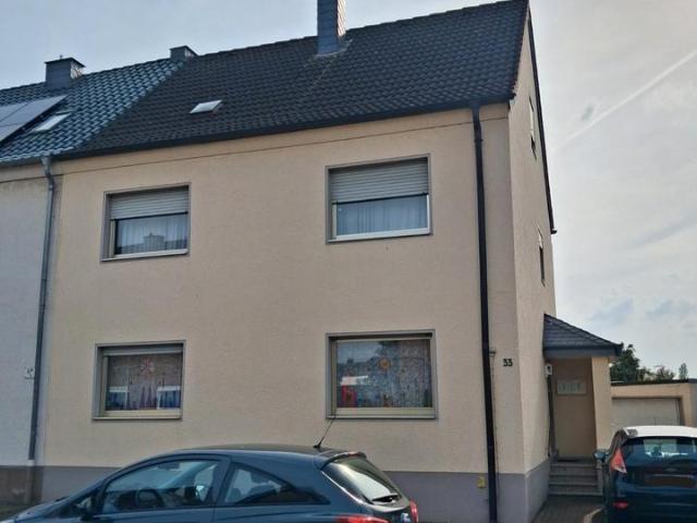 Gepflegtes Zweifamilienhaus mit Garten und Doppelgarage