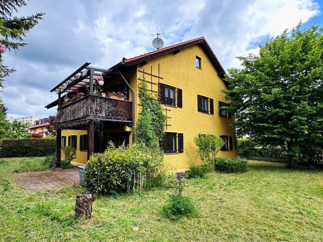 Gepflegtes Zweifamilienhaus mit großem Garten und evtl. Ausbaupotenzial in der Buchenau