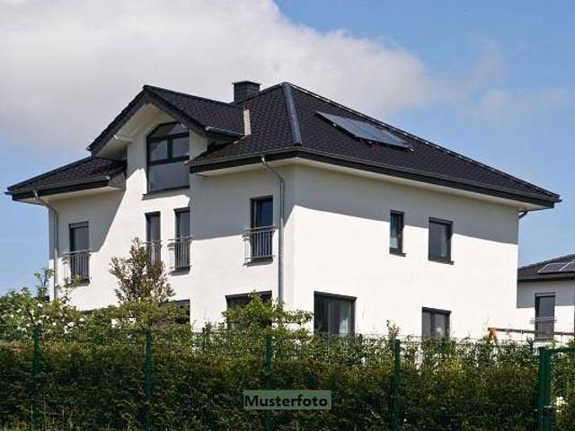 Gepflegtes Zweifamilienhaus mit Schwimmteich und exklusivem Wellnessbereich