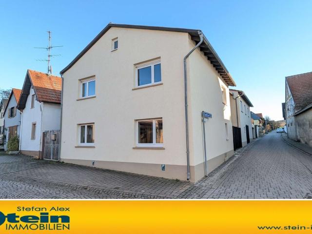 Gepflegtes Zweifamilienhaus mit 2 Garagen, Hof und schönem Freisitz!