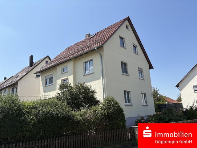 Gepflegtes 2 3 Familienhaus mit schönem Garten und Garage!