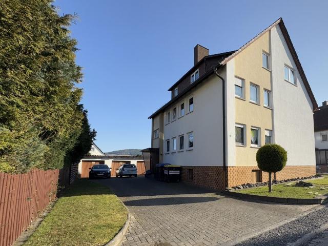 Gepflegtes 3 Familienhaus in ruhiger Wohnlage mit Balkon, Garten und Garagen 1 Wohnung leerstehend