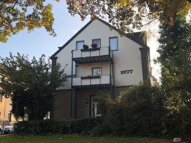 Gepflegtes 3 Parteien MFH mit Balkonen und 3 Garagen in 47137 Duisburg
