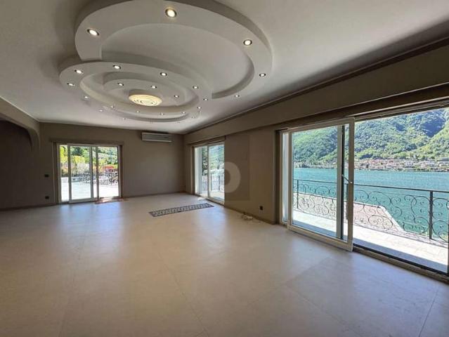 GERÄUMIG UND ELEGANT MIT SWIMMINGPOOL UND BLICK AUF DEN SEE