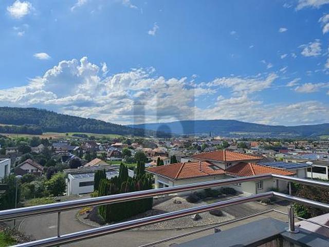 GERÄUMIG MIT SCHÖNEM BLICK AUF DAS TAL