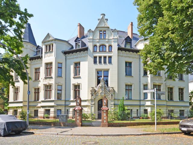 Geräumige/vermietete Eigentumswohnung im historischen Altbau!