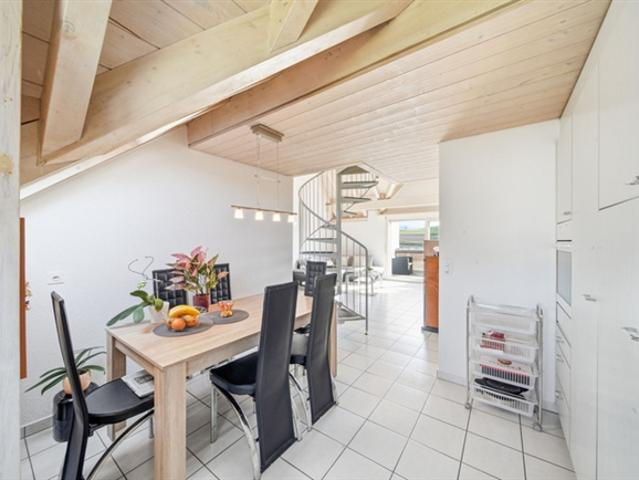 GERÄUMIGE 3.5 ZIMMER WOHNUNG MIT GALERIEGESCHOSS, BALKON UND SCHÖNER WEITSICHT
