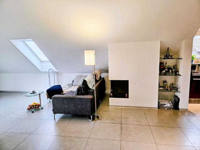 Geräumige 3.5 Zimmer Dachwohnung mit Aussicht in Weiningen