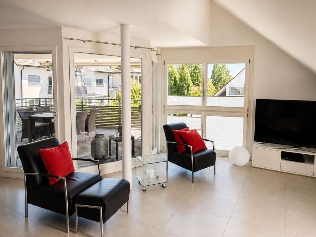Geräumige 3.5 Zimmer Dachwohnung mit Aussicht in Weiningen