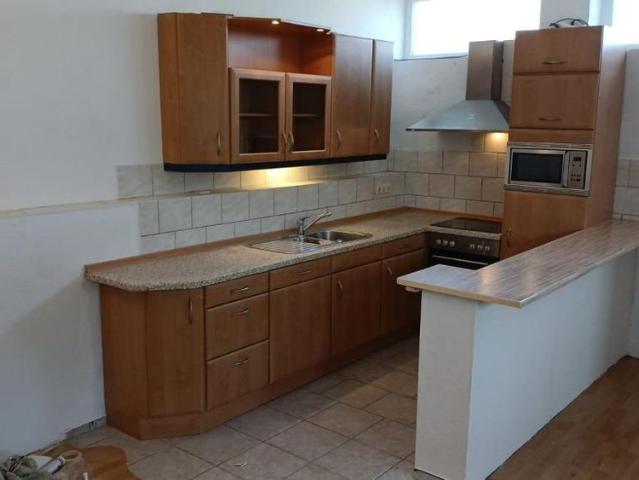 Geräumige 3 Zimmer Wohnung mit eigener Auffahrt und Stellplatz sowie Garten ideal für die kleine Familie