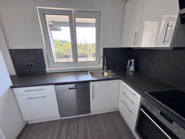 geräumige 3 Zimmer Wohnung mit Loggia und KFZ Abstellplatz im Carport