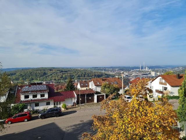 Geräumige 4,5 Zimmer Wohnung mit Aussicht und TG Stellplatz frei!