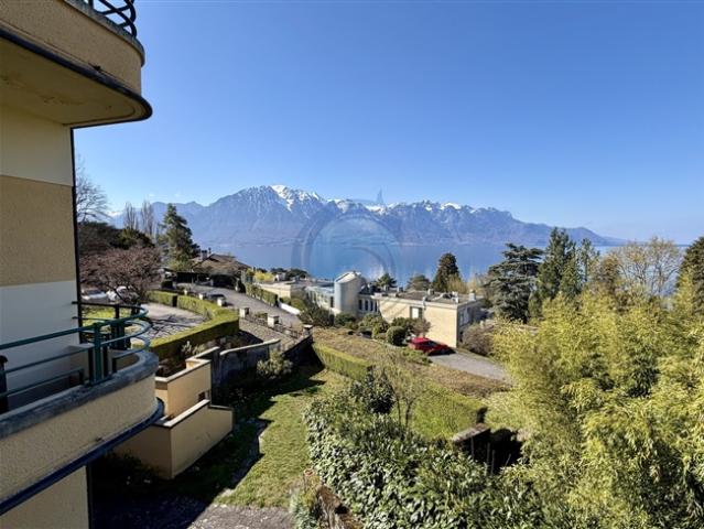 GERÄUMIGE 4,5 ZIMMER WOHNUNG MIT BÜRO UND BLICK AUF DEN SEE