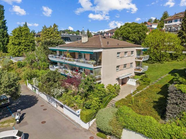 Geräumige 4,5 Zimmer Wohnung mit Garten in Pully