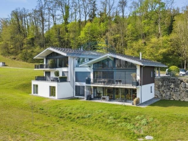 Geräumige 4,5 Zimmer Wohnung im Erdgeschoss