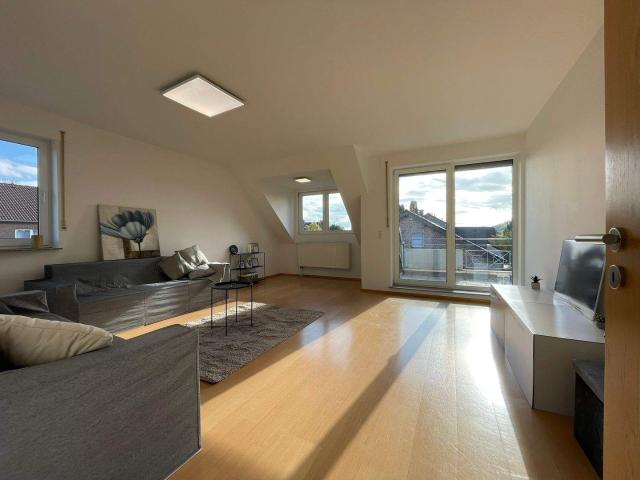 Geräumige 4 Zimmer + Studio Wohnung mit Balkon, Garage und Stellplatz