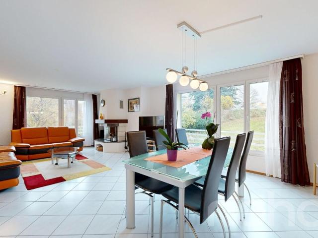 Geräumige 5,5 Zimmer Wohnung von 160 m² in einer ruhigen Gegend mit ungehinderter Aussicht