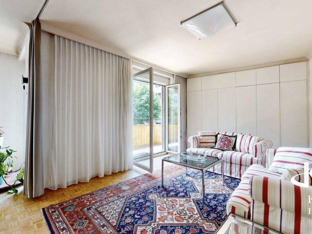 Geräumige 6 Zimmer Wohnung mit Balkon und Garagenbox!