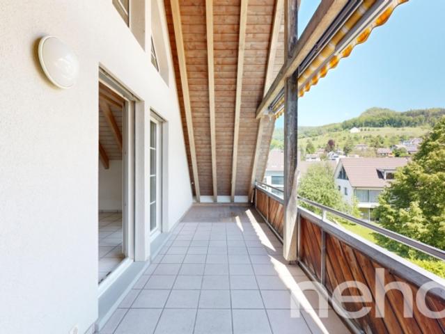 Geräumige Dachwohnung mit und modernem Wohnambiente