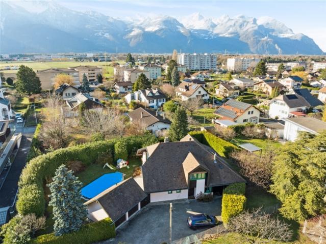 Geräumige, freistehende Villa mit Swimmingpool