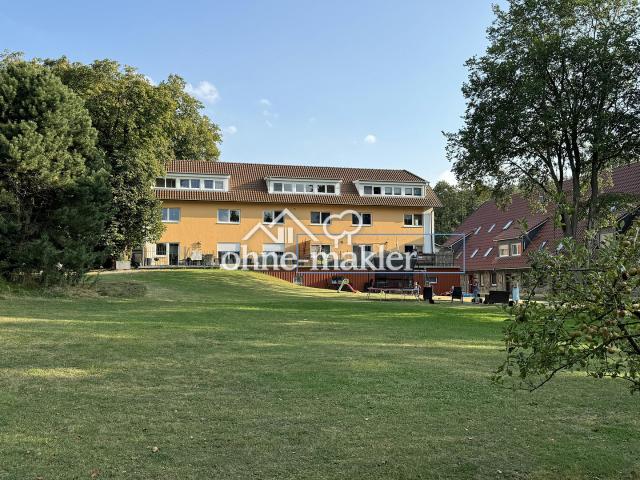 Geräumige Wohnung mit zwei Schlafzimmern, großer Terrasse und 2 Stellplätzen