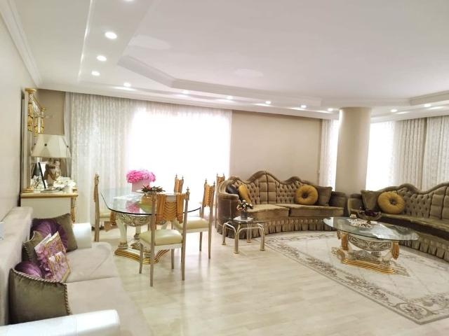 GERÄUMIGE UND MÖBLIERTE RESIDENZ ECKWOHNUNG IN ISTANBUL