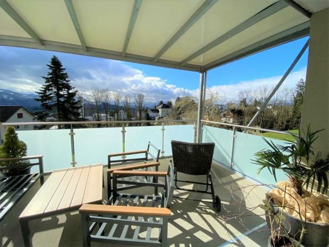 Geräumige und sonnige 4 Zi Whg mit grossem Balkon