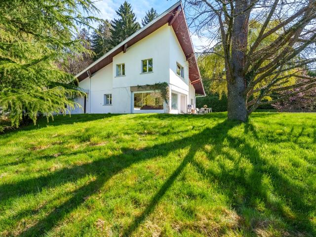 Geräumige Villa mit Swimmingpool, großem Garten am Waldrand