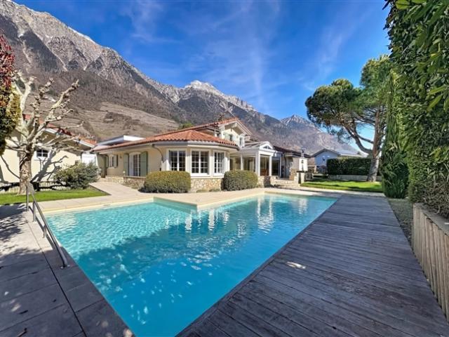 Geräumige Villa mit 5,5 Zimmern und Pool und Garten