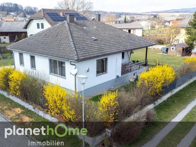 Geräumiger Bungalow und großer Garten mit Party Hütte