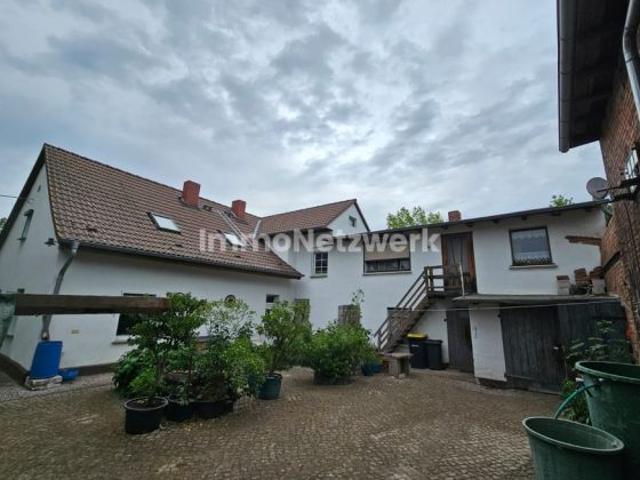 Geräumiger 3 Seiten Hof viel Potenzial für Ihre individuellen Ideen