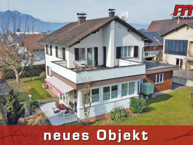 Geräumiges Mehrfamilienhaus auf großem Baugrund in bester Lage