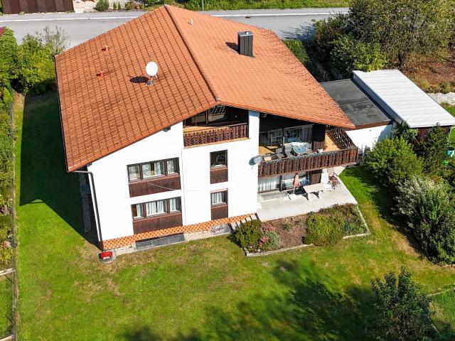 Geräumiges Mehrfamilienhaus mit vermieteter OG Wohnung, ausgebautem Dachgeschoss, sehr ruhige Lage, unverbaubares Grundstück, gute Anbindung an Passau
