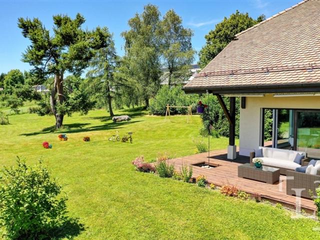 Geräumiges Anwesen mit großem Garten und Blick auf die Alpen