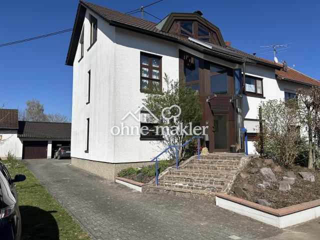 Architekten Zweifamilienhaus mit Maisonette Wohnung in schöner Lage