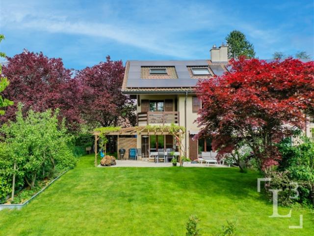 Geräumiges Doppelhaus mit Garten