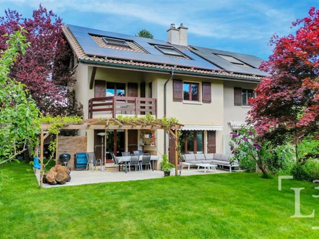 Geräumiges Doppelhaus mit Garten