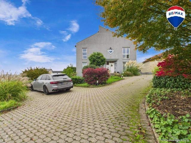 Geräumiges Einfamilienhaus mit weitläufigem Grundstück