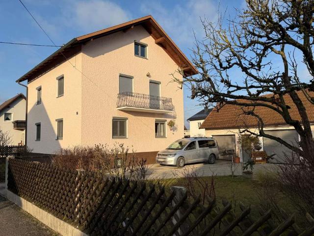 Geräumiges Einfamilienhaus mit zwei Wohneinheiten Optionen in ruhiger Lage