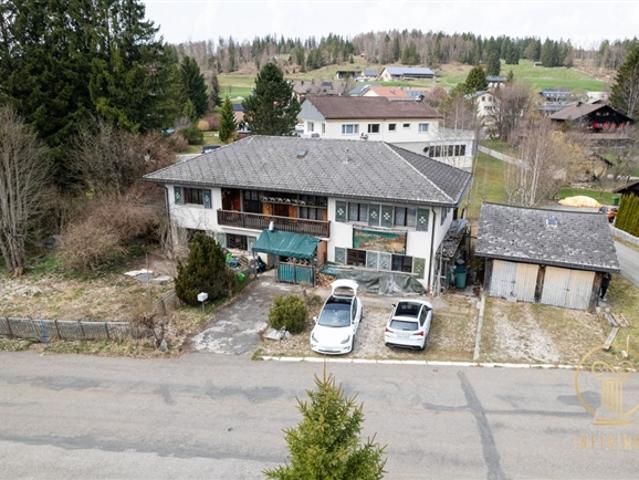 Geräumiges freistehendes Haus mit großem Grundstück