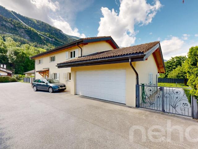 Geräumiges freistehendes Haus mit moderner Küche und großer Terrasse