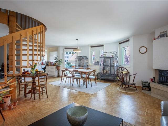Geräumiges und angenehmes 3,5 Zimmer Doppelhaus mit Balkon in Gland